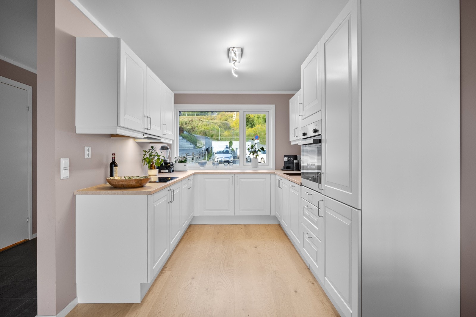 Det er godt med skap- og benkeplass på kjøkkenet for oppbevaring og matlaging. Galleribilde