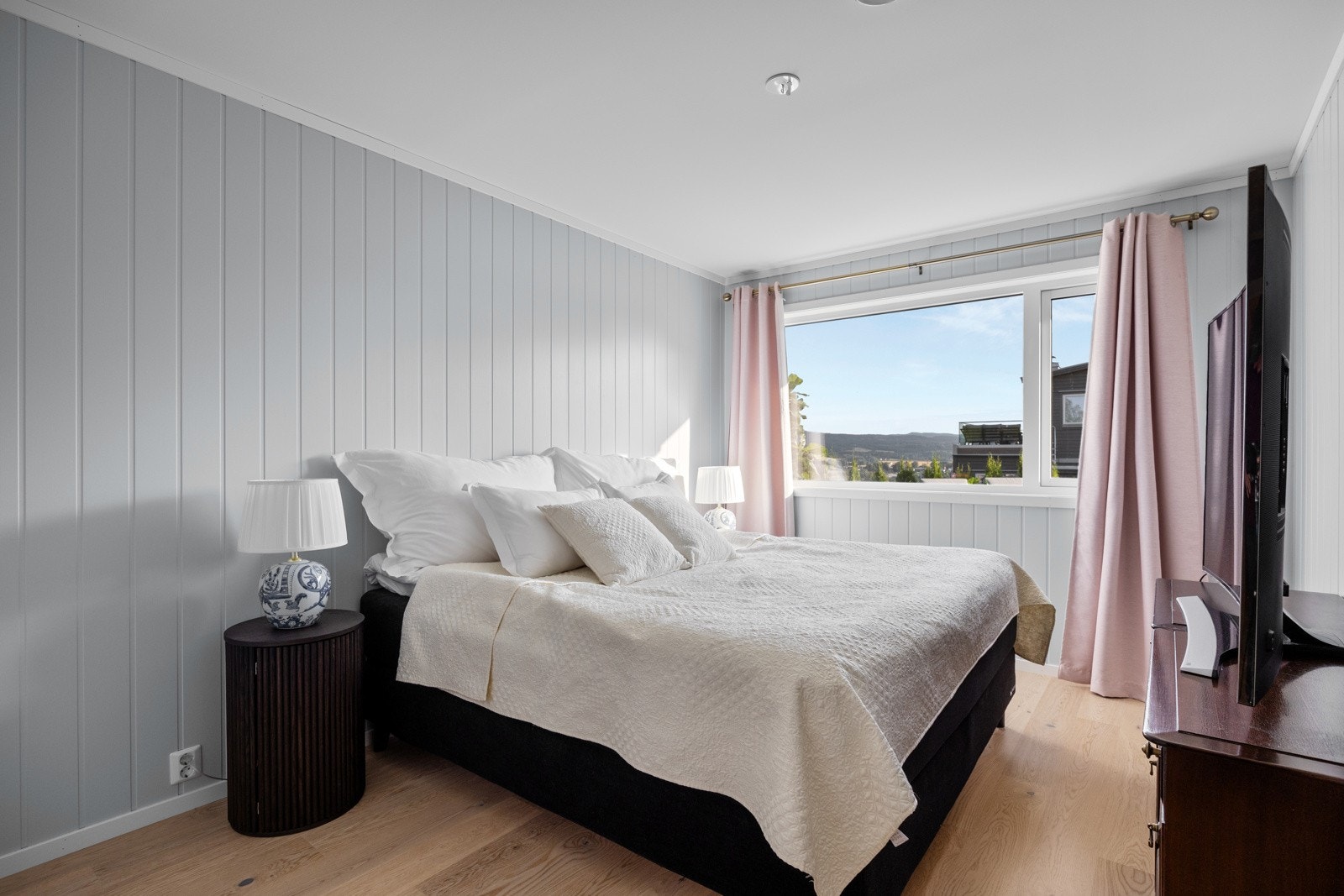 Rommene er malt i lyse toner og på gulvet er det pen parkett. Galleribilde