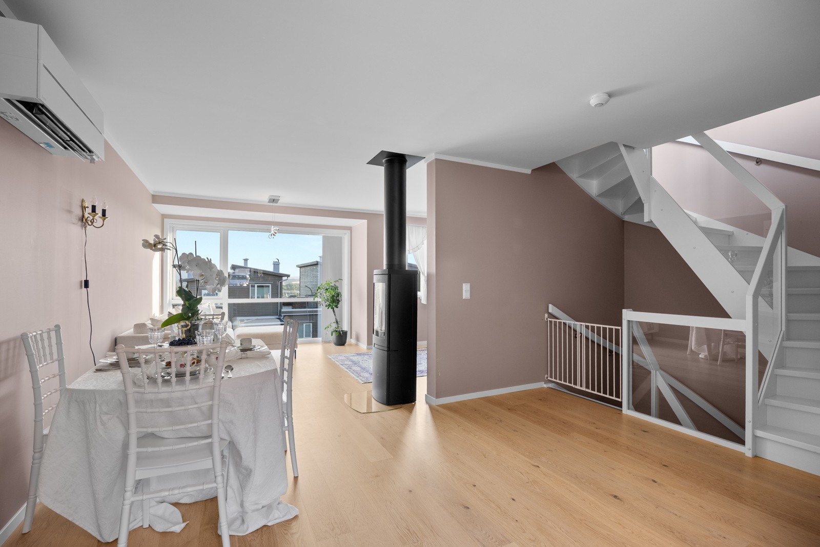 Kjøkkenet har integrert stekeovn, platetopp, oppvaskmaskin og kjøleskap med fryser som følger med. Galleribilde