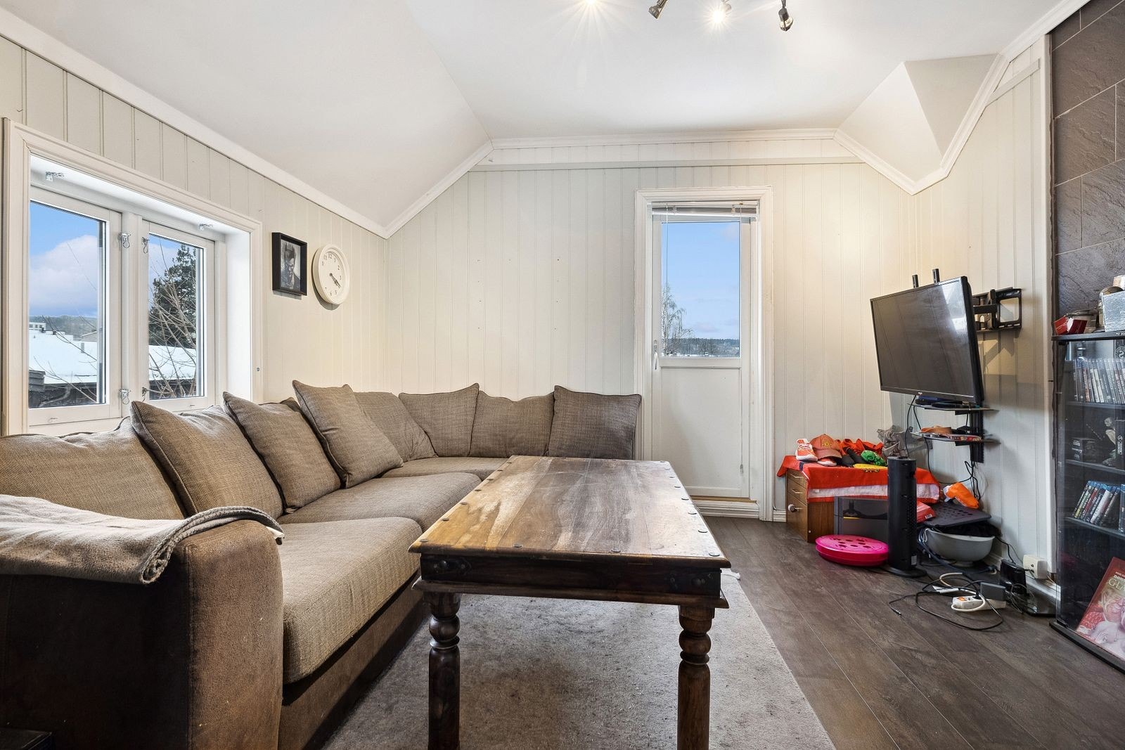 Stue 2. etg. med utgang til solrik veranda Galleribilde