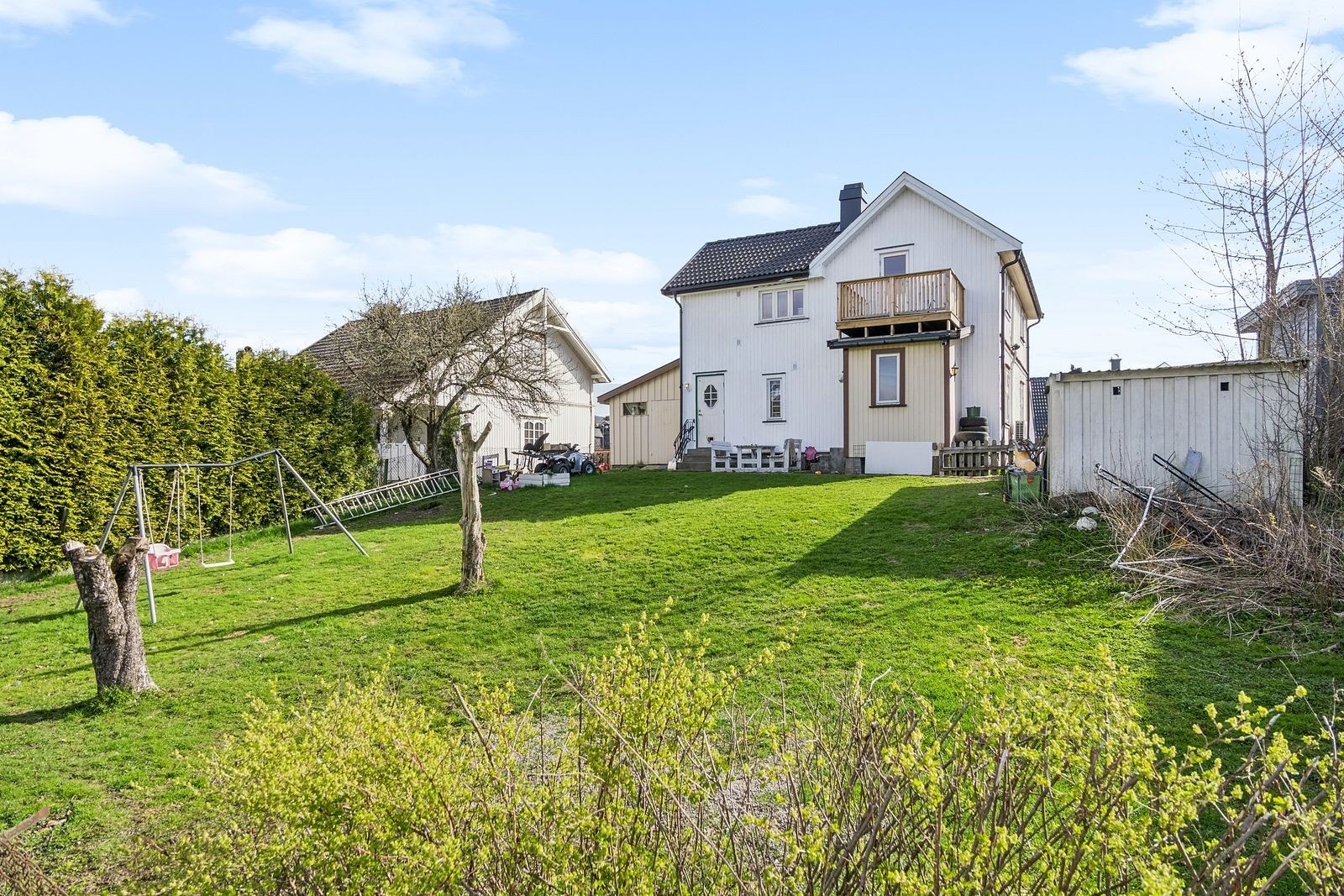 Solrik beliggenhet i rolig gate Galleribilde