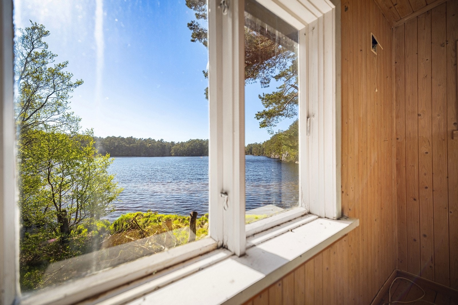Flott utsikt over Bjørnavatnet fra stueområdet Galleribilde