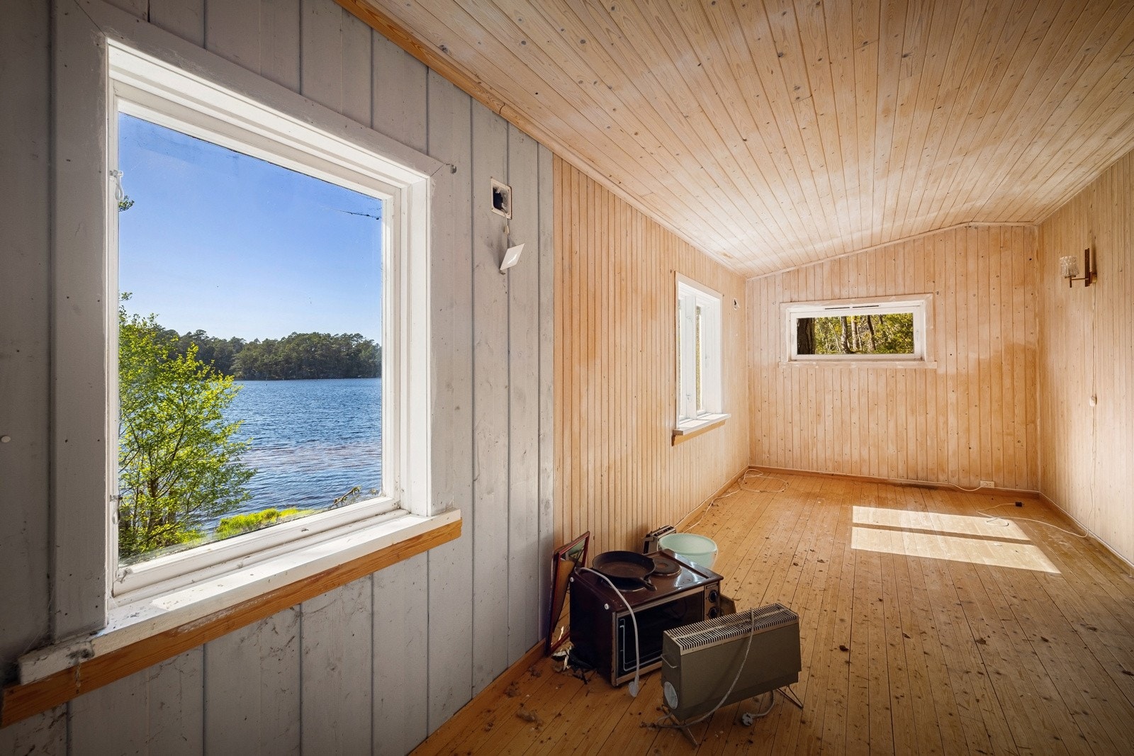 Boligen har en praktisk planløsning med entrè, stue og to sovealkover. Renovering må påregnes Galleribilde