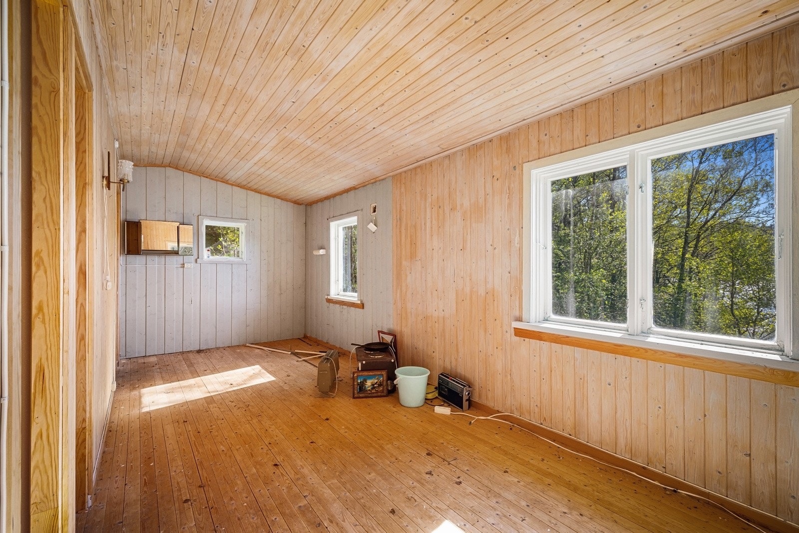 Langstrakt stue med gode innredning- og møbleringsmuligheter Galleribilde