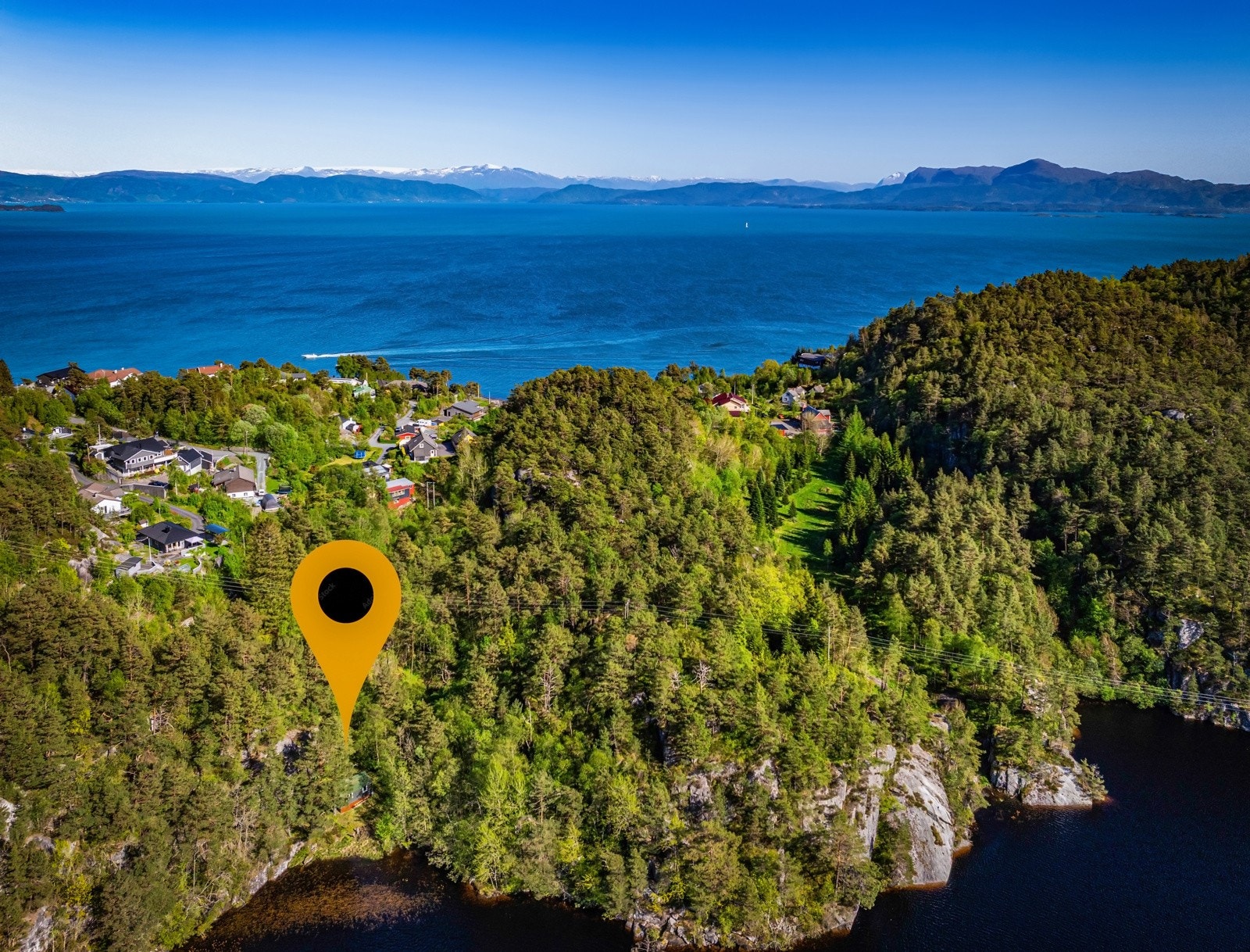 Eiendommen har en fin beliggenhet på Halhjem et stykke inn i skogen like ved Bjørnavatnet Galleribilde