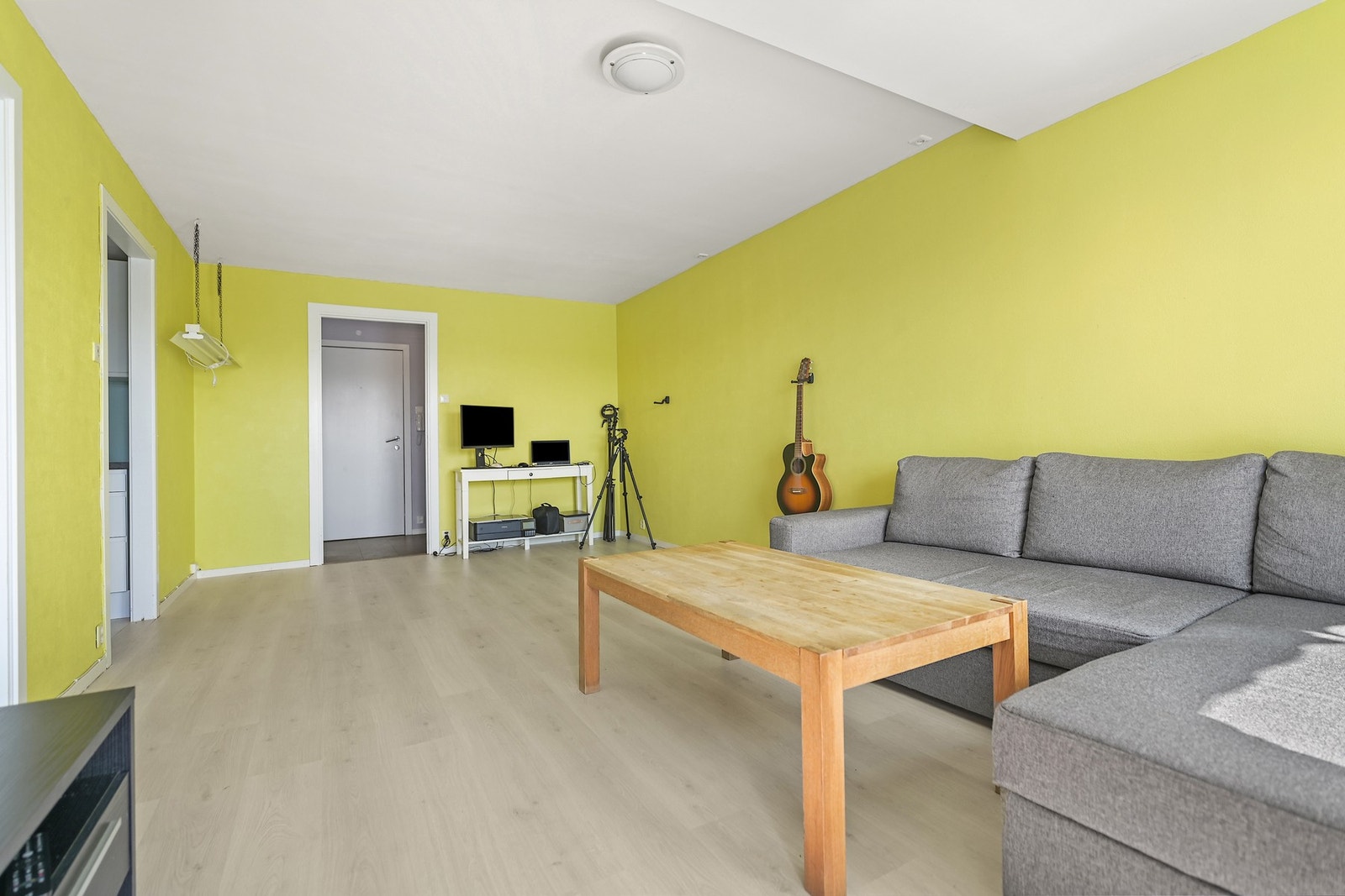 Fargerik stue med mye naturlig lys - et godt utgangspunkt for å skape sitt drømmehjem. Galleribilde