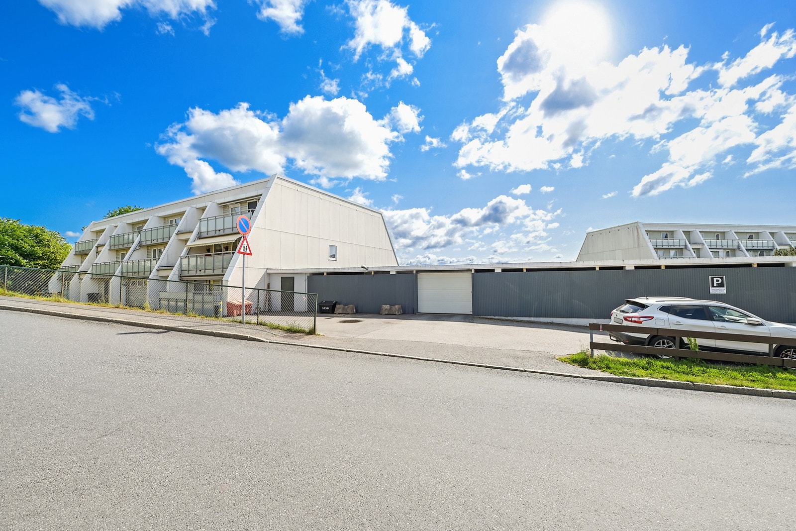 Borettslaget har eget parkeringshus. Galleribilde