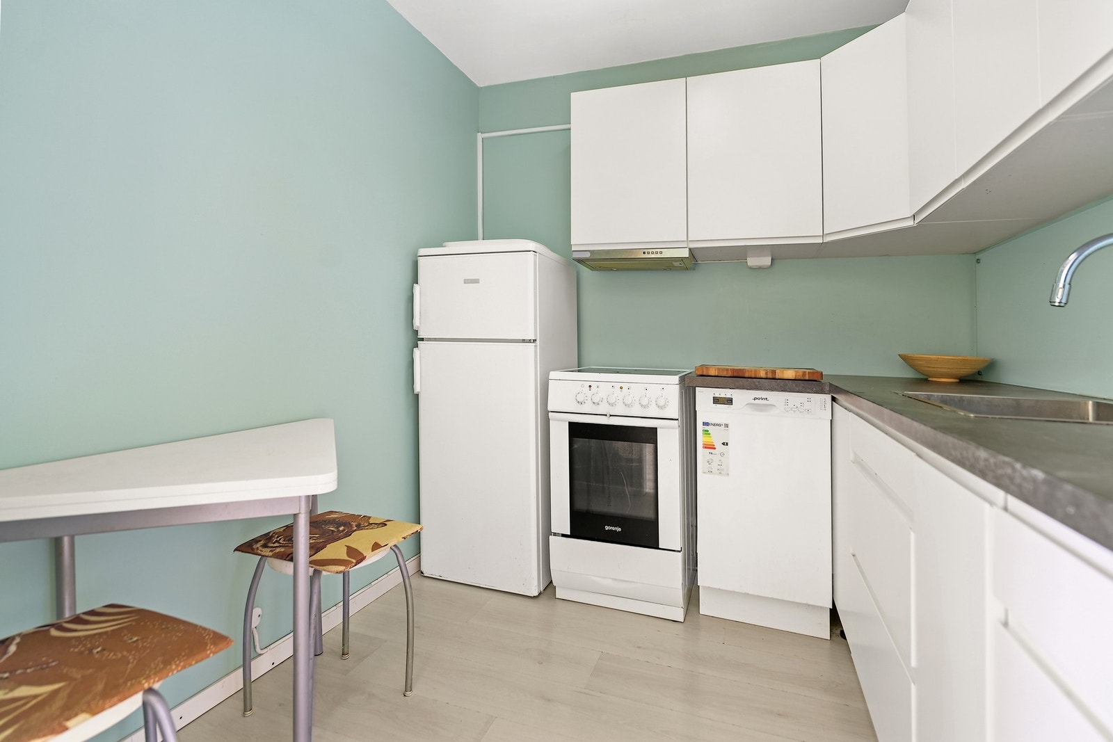 Kjøkkenet har godt med skapplass. Galleribilde