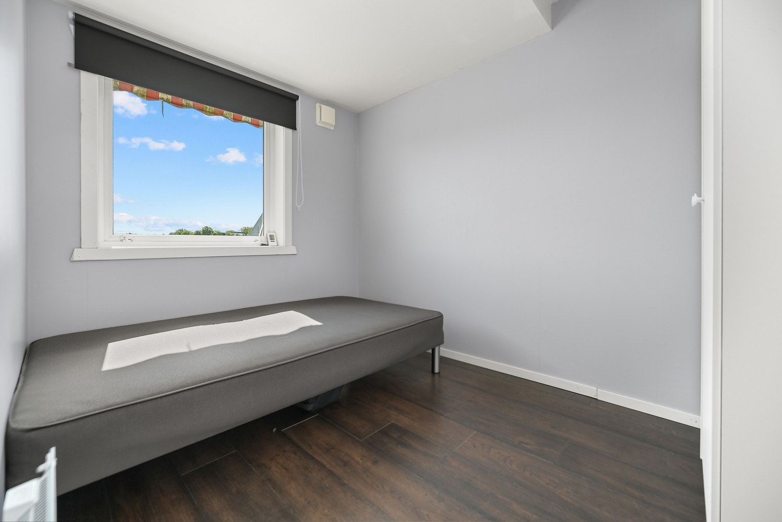 Lyst soverom med plass til både seng og skap. Galleribilde