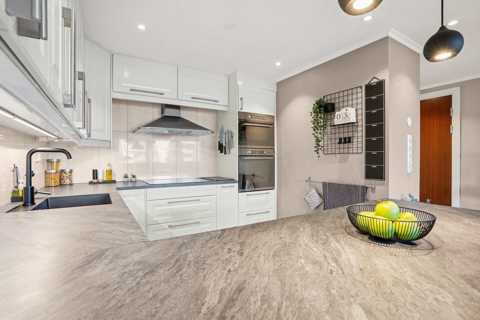 Det er rikelig med skap og benkeplass. Galleribilde