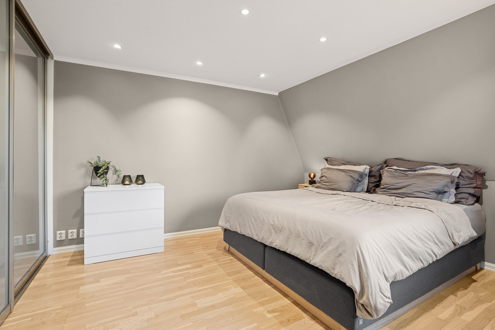 Leiligheten har to fine soverom av god størrelse. Hovedsoverommet er romslig og har plass til dobbeltseng, nattbord og oppbevaring. Galleribilde