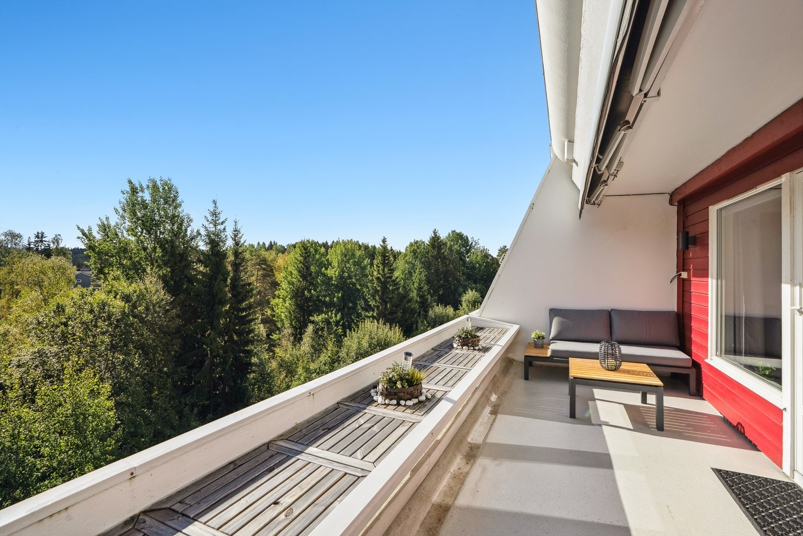 Fra stuen er det utgang til en solrik balkong. Det er god plass til noe trivelig utemøblement og grill. Her kan solrike og fine dager, samt kvelder nytes med venner og familie. Galleribilde