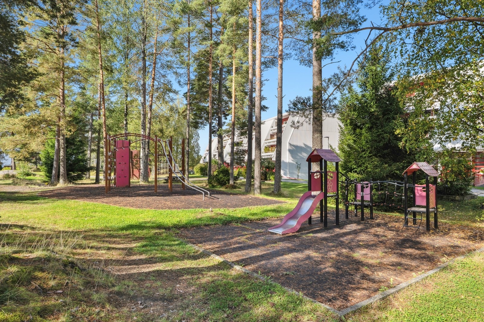 Sameiet har et eget friareal for lek og andre fritidsaktiviteter, som ligger sentralt i sameiet. Asfalterte parkeringsplasser. Galleribilde