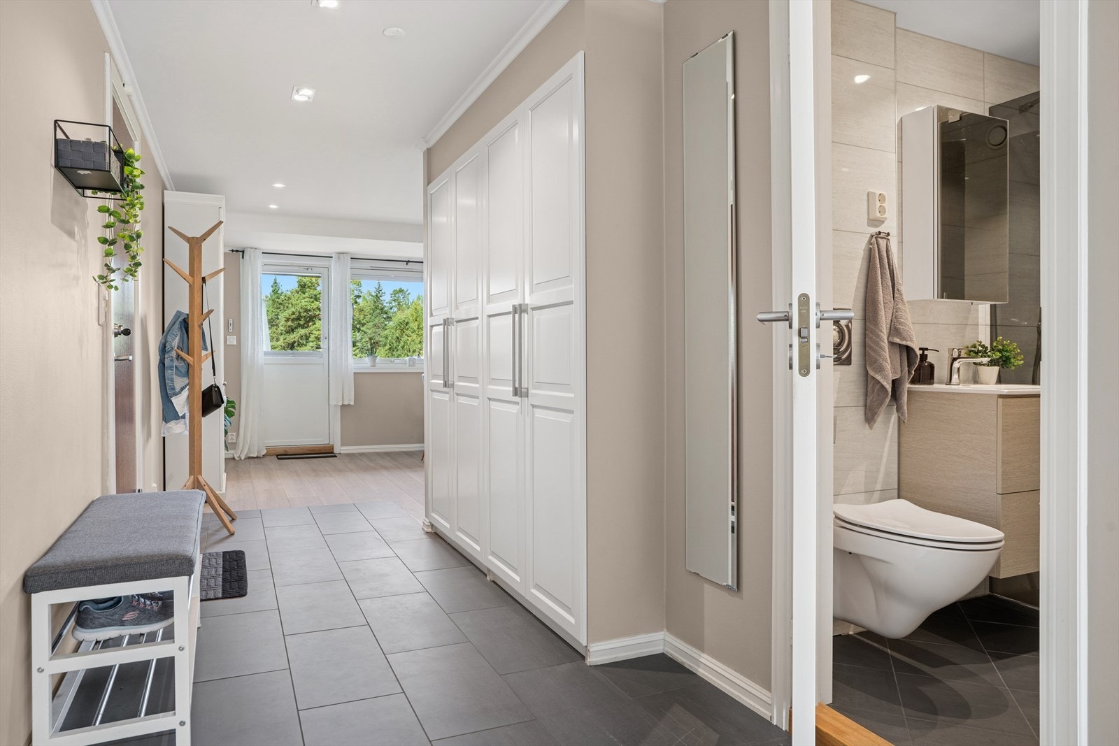 Entré er romslig med god plass til yttertøy og sko, samt oppbevaring i plassbebygd garderobe. Galleribilde