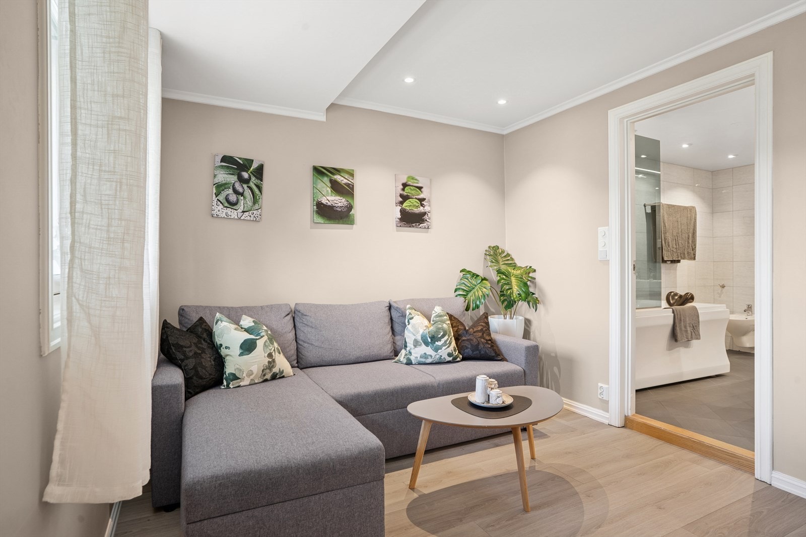 I spisestuen er det også plass til en sofakrok. Galleribilde