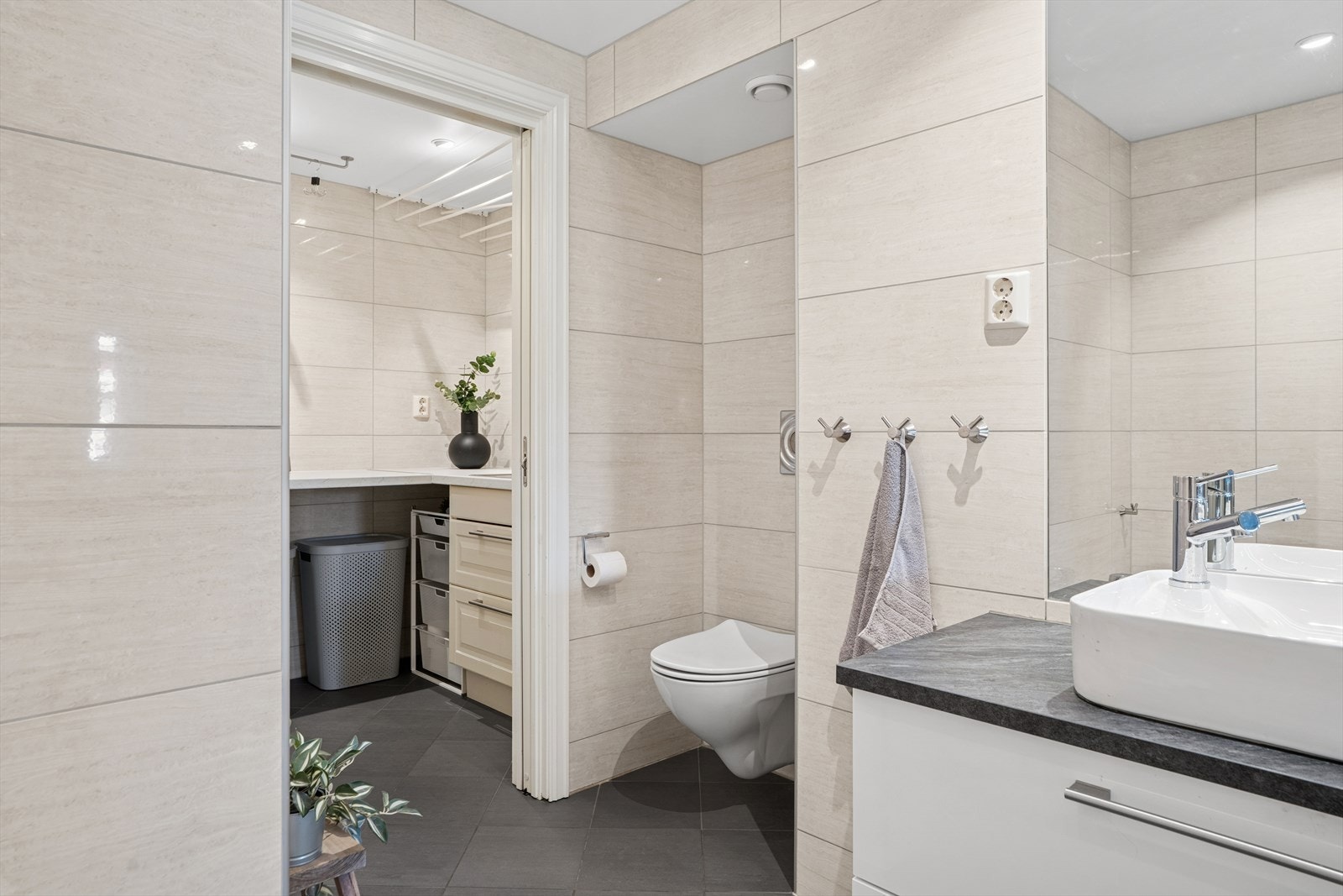 Rommet har innredning med 2 servanter, badekar med dusj, bide og
veggmontert toalett. Galleribilde