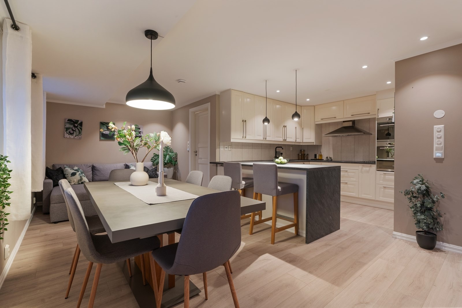 Kjøkkenet har en delvis åpen løsning til spisestuen, noe som gjør det til en sosial løsning. Galleribilde