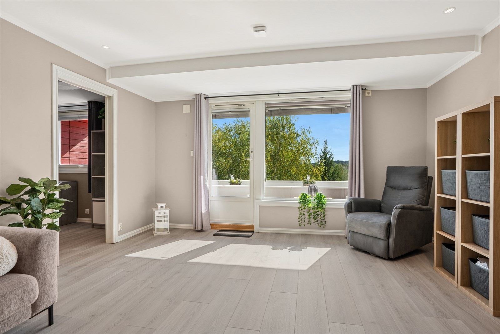 Det er store vindusflater som slipper inn rikelig av naturlig belysning. Galleribilde