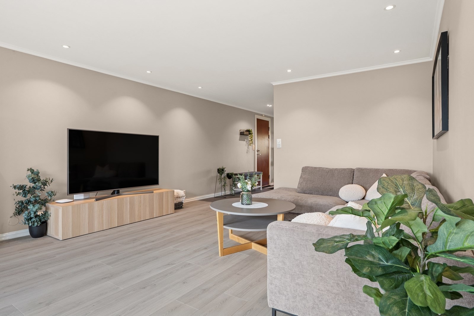 Stuen er av god størrelse med plass til sofagruppe, TV og tilhørende møblement. Galleribilde