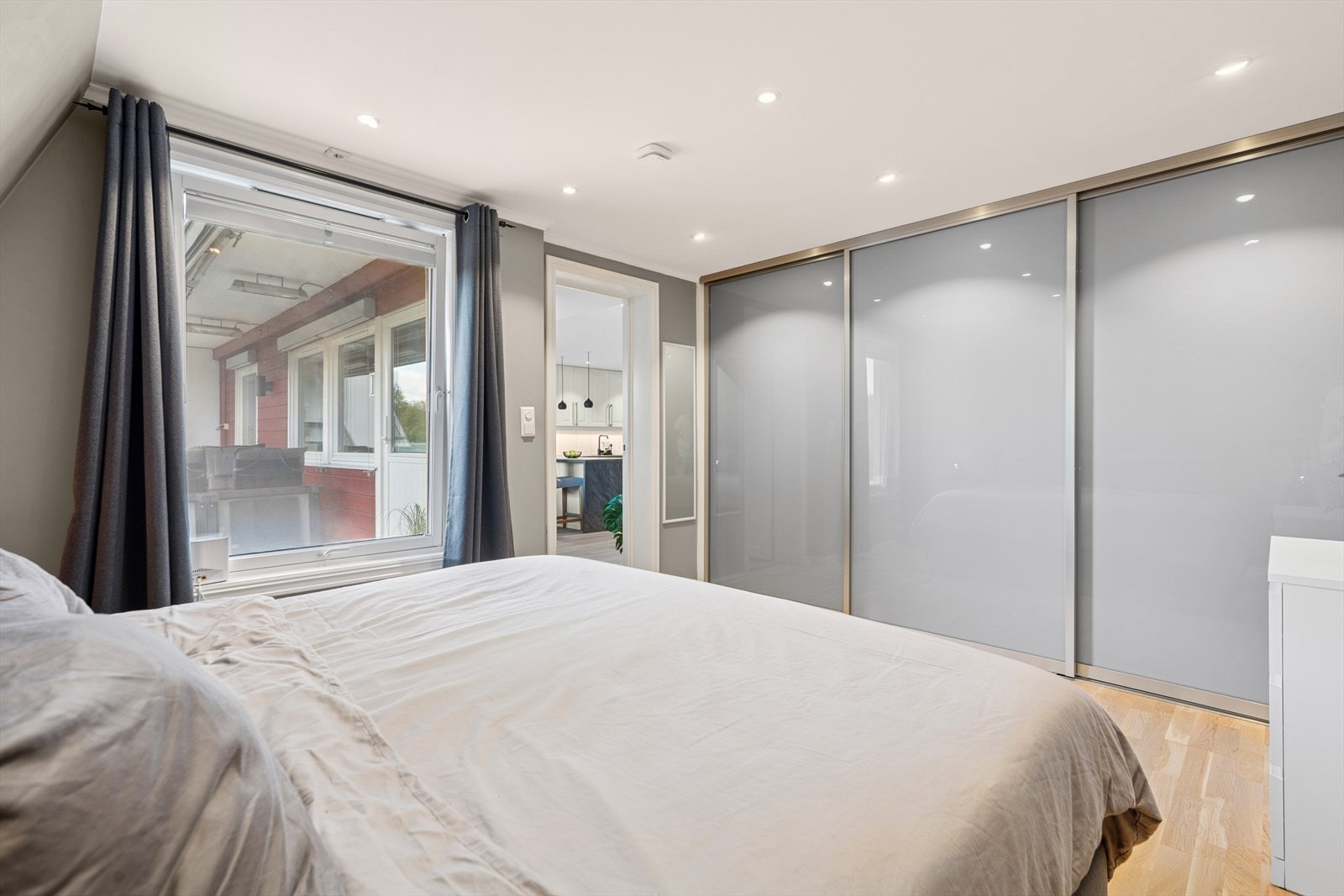 Det er også god oppbevaring i skyvedørsgarderobe. Galleribilde