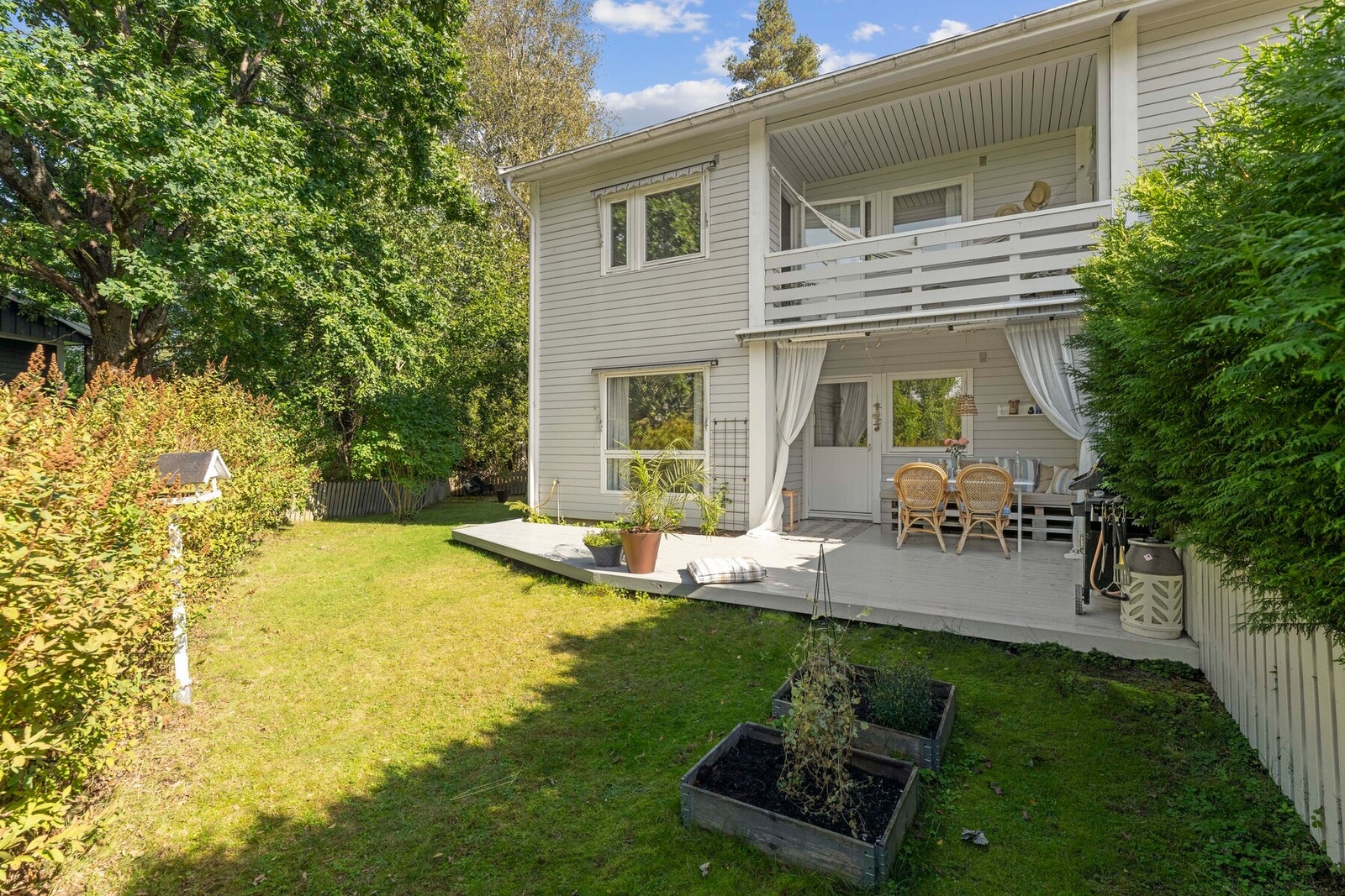 Ta deg tid til en god bok i hagen Galleribilde