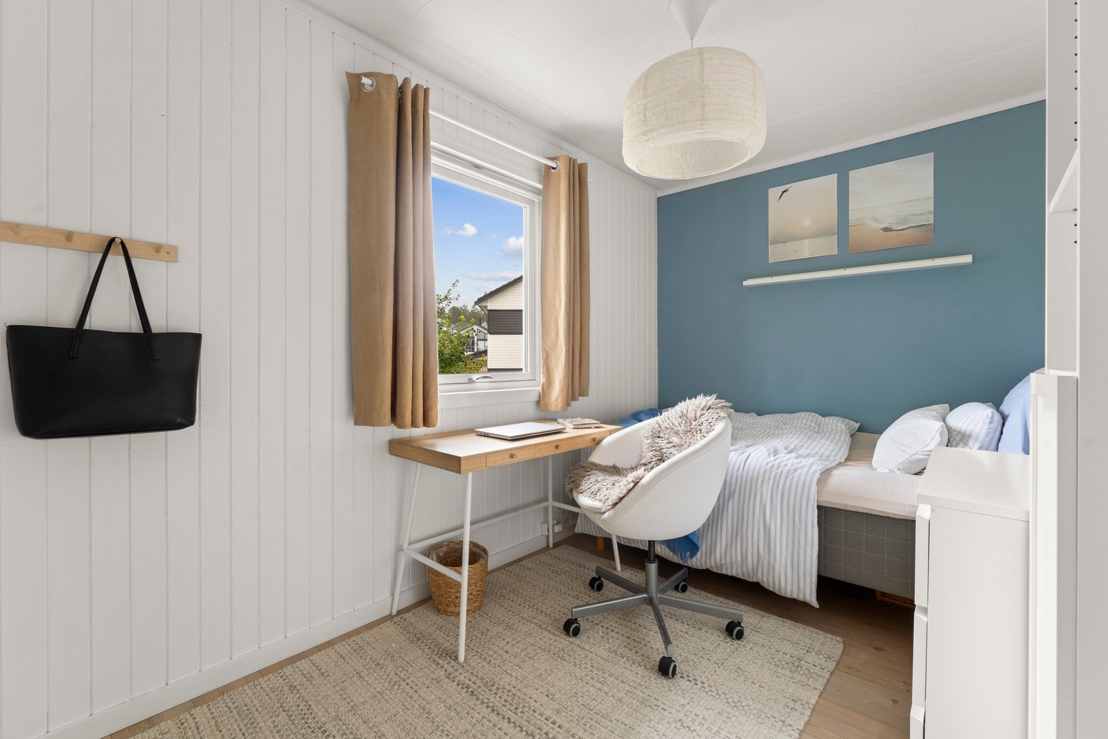 Annen etasje har tre soverom Galleribilde