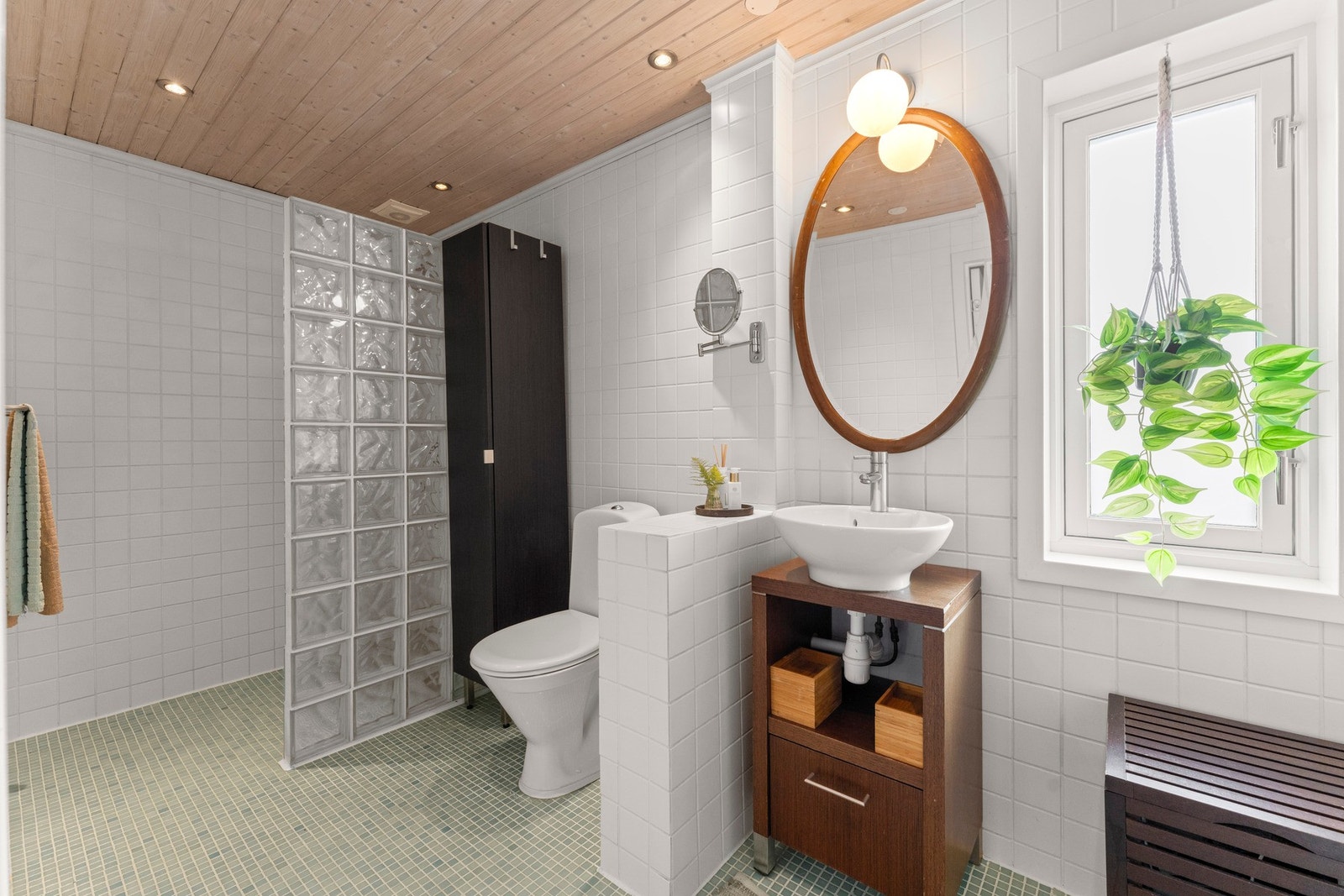 Flislagt bad med dusjnisje og lekre detaljer Galleribilde