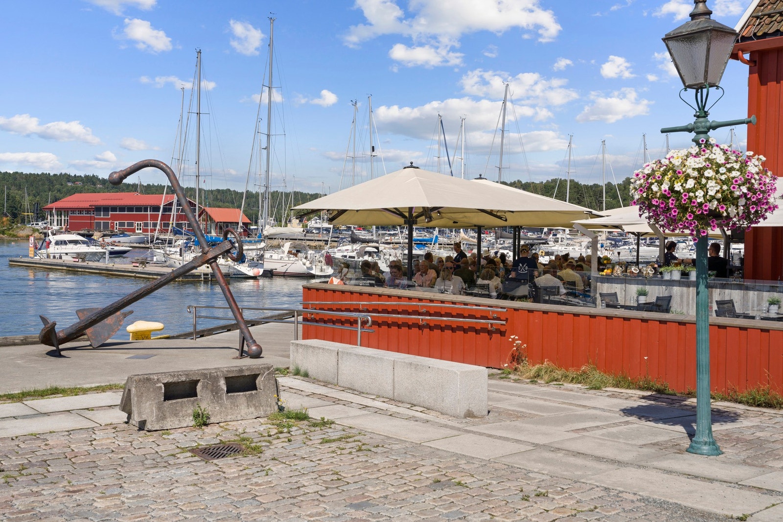 Sjøboden ligger ved torget i Son Galleribilde