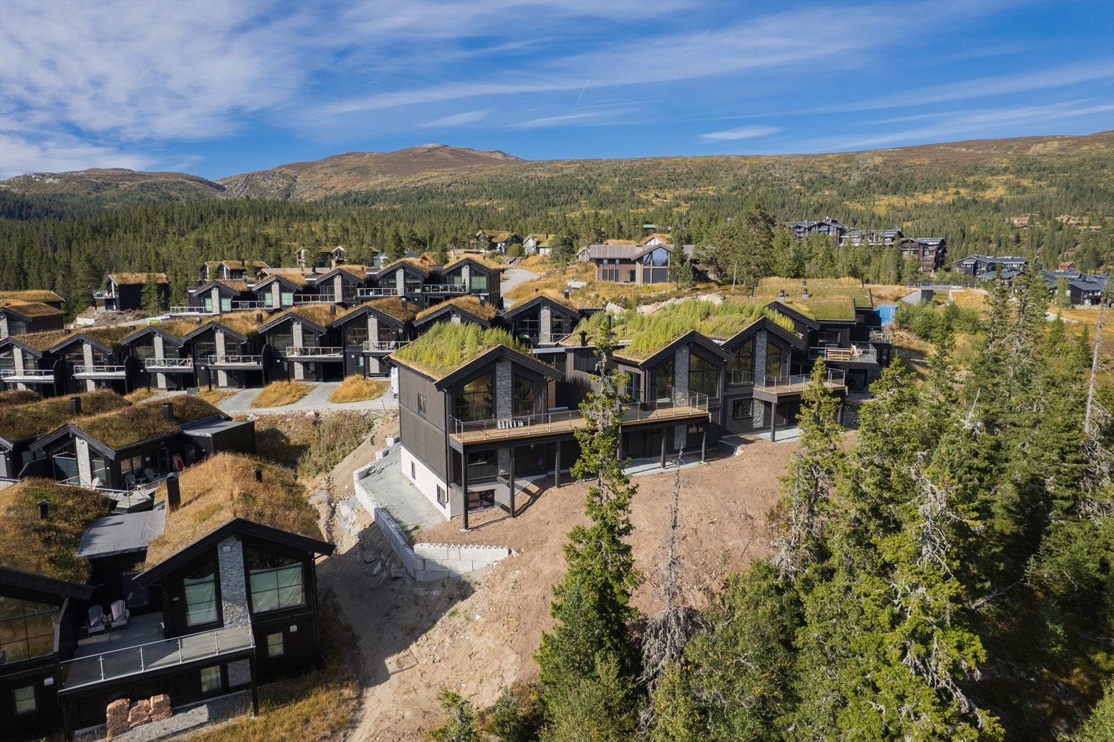 Vi har nå gleden av å presentere den aller siste hytta på feltet. Denne hytta har en av feltets beste beliggenheter og er unikt utformet over 3 plan. Galleribilde