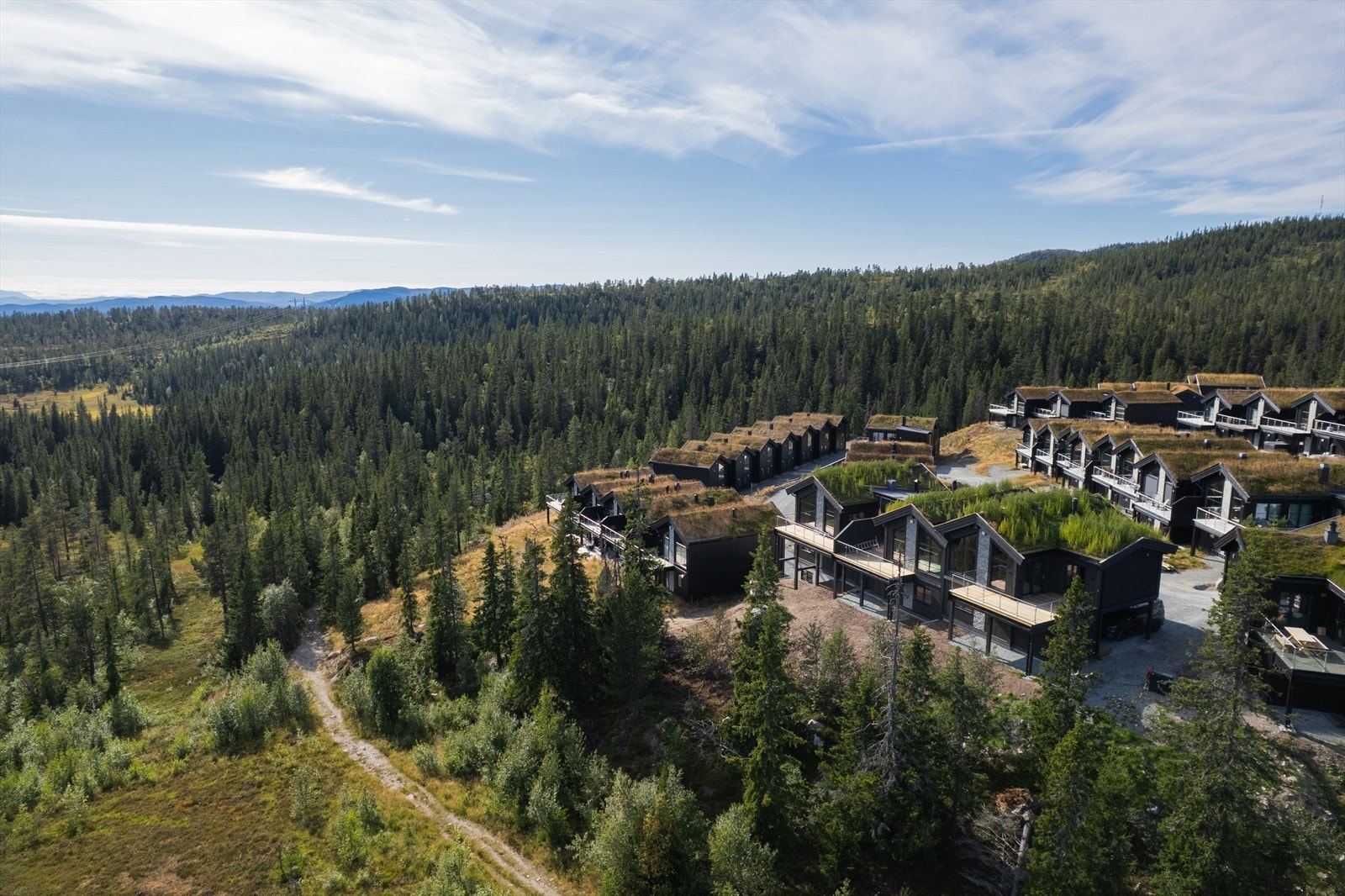 Hytten har en av de beste beliggenhetene på feltet i første rekke ut mot langrennsløypene og nydelig utsikt. Galleribilde