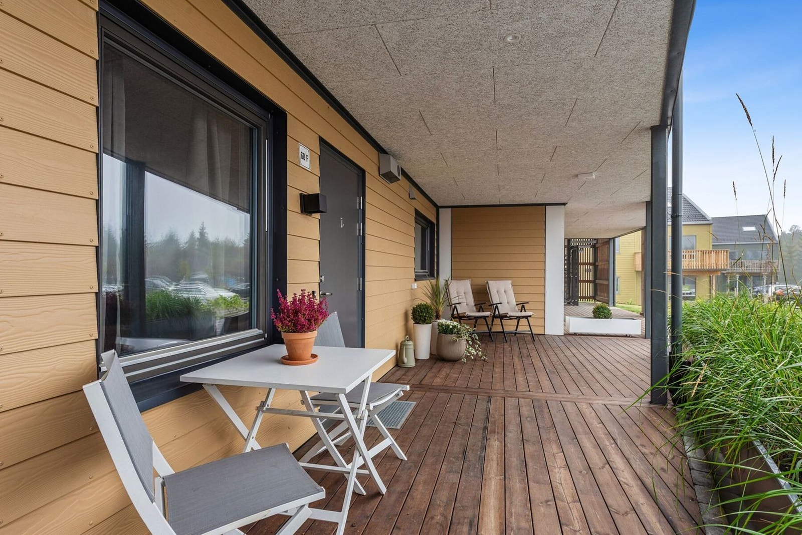 Leiligheten har et svært innbydende inngangsparti med god plass til utemøblement. Galleribilde