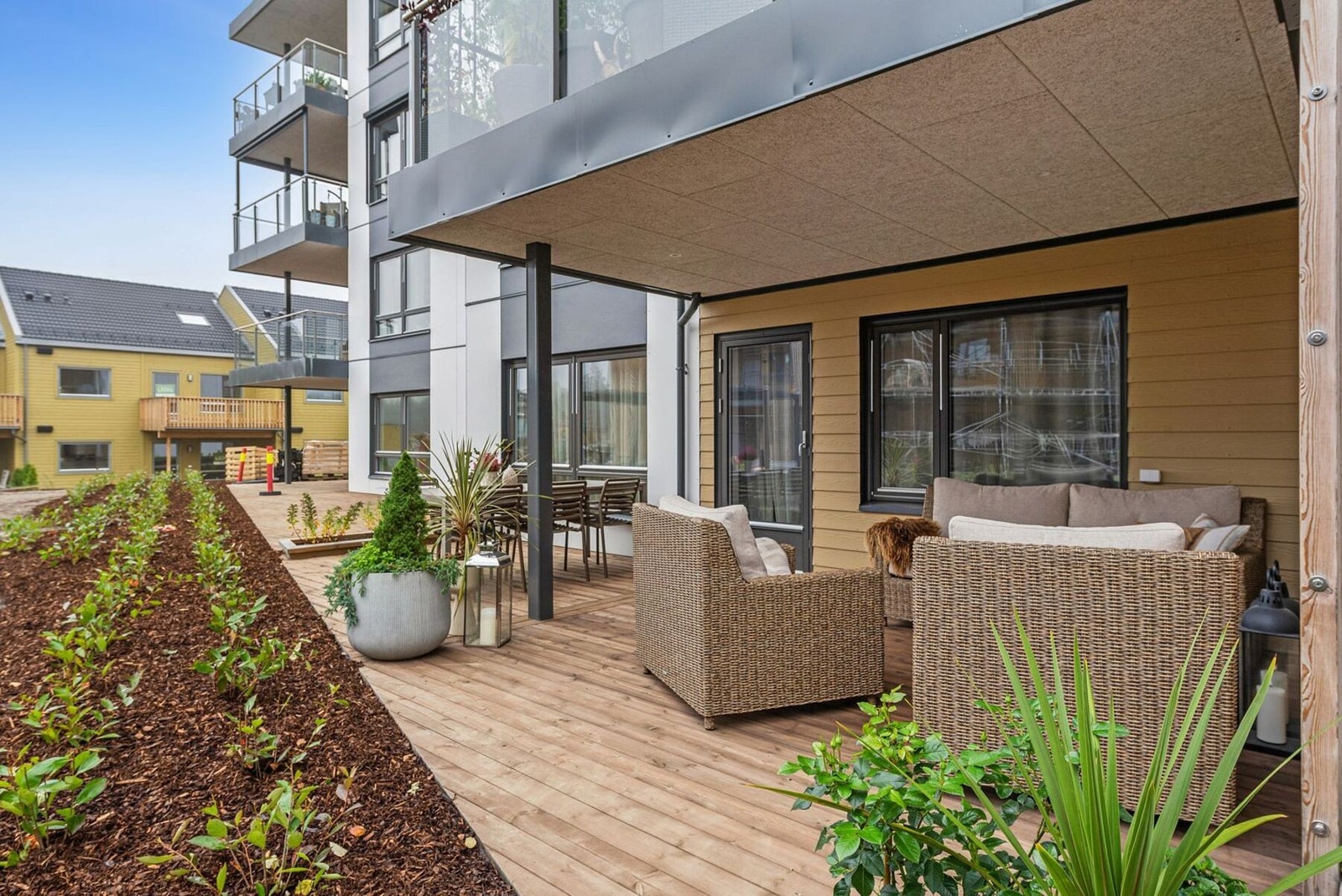 Boligen har terrasse ved inngangsparti og utgang fra stuen - til sammen hele 49kvm! Galleribilde