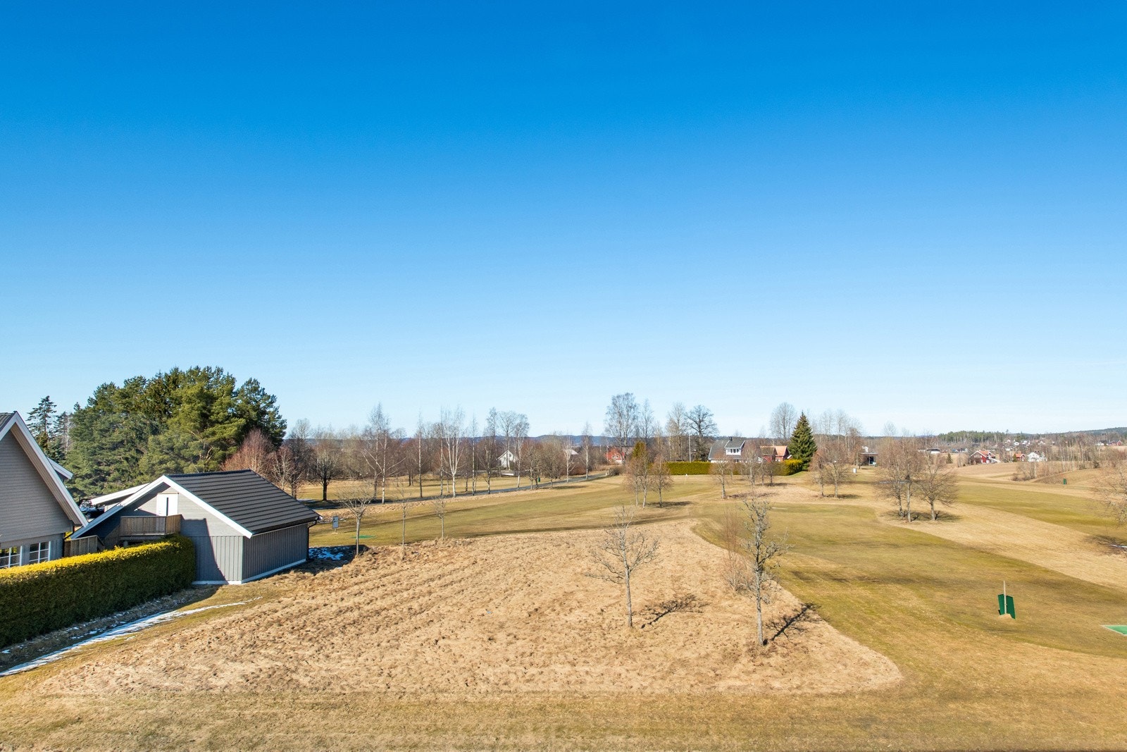Rett utenfor boligen er det fine turområder, golfbane, mm. Galleribilde