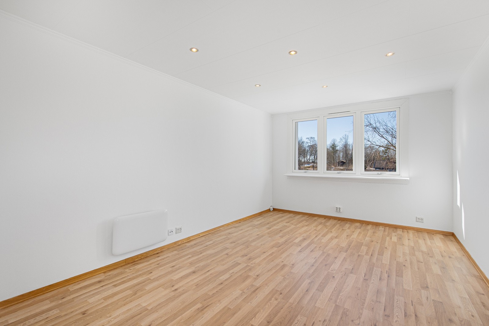 Stuen gir et lyst og hyggelig inntrykk og det er god plass til sofagruppe, spisebord, mm. Galleribilde