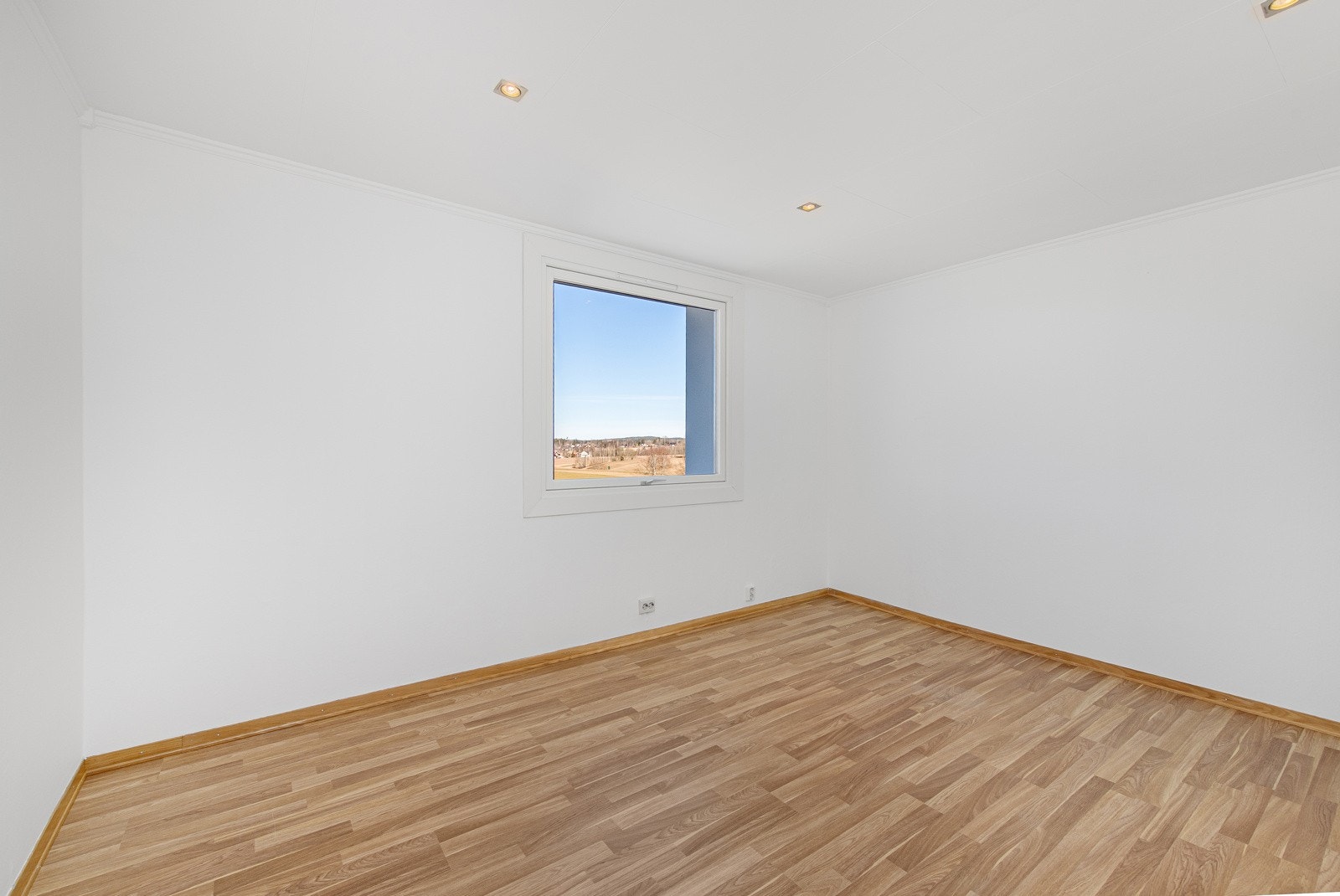 Leiligheten har romslig soverom Galleribilde