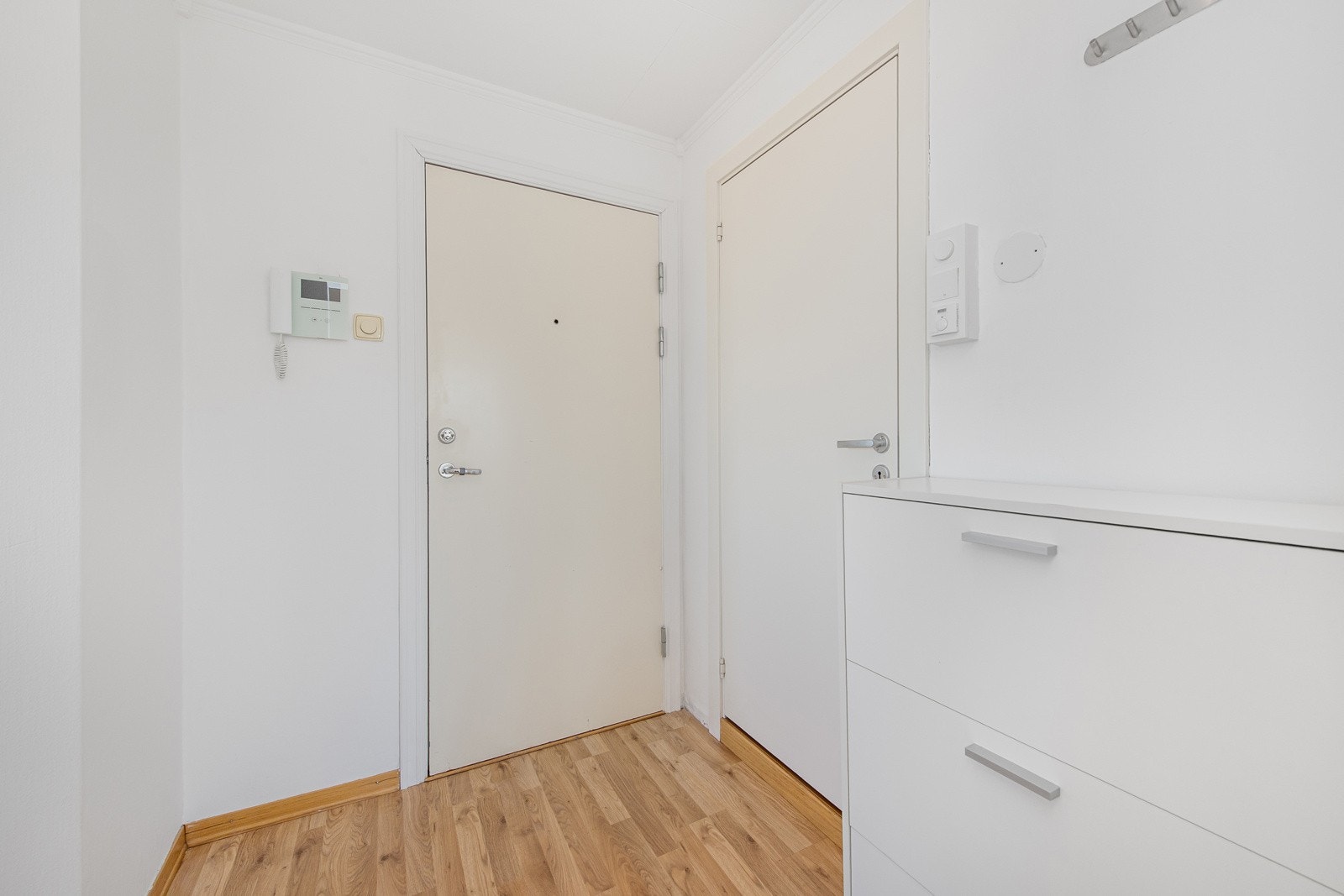 Entre med plass til noe oppbevaring - Døråpner Galleribilde