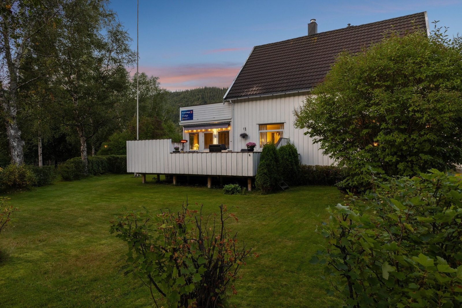 Flat og velholdt hageområde, perfekt for lek og moro. Galleribilde