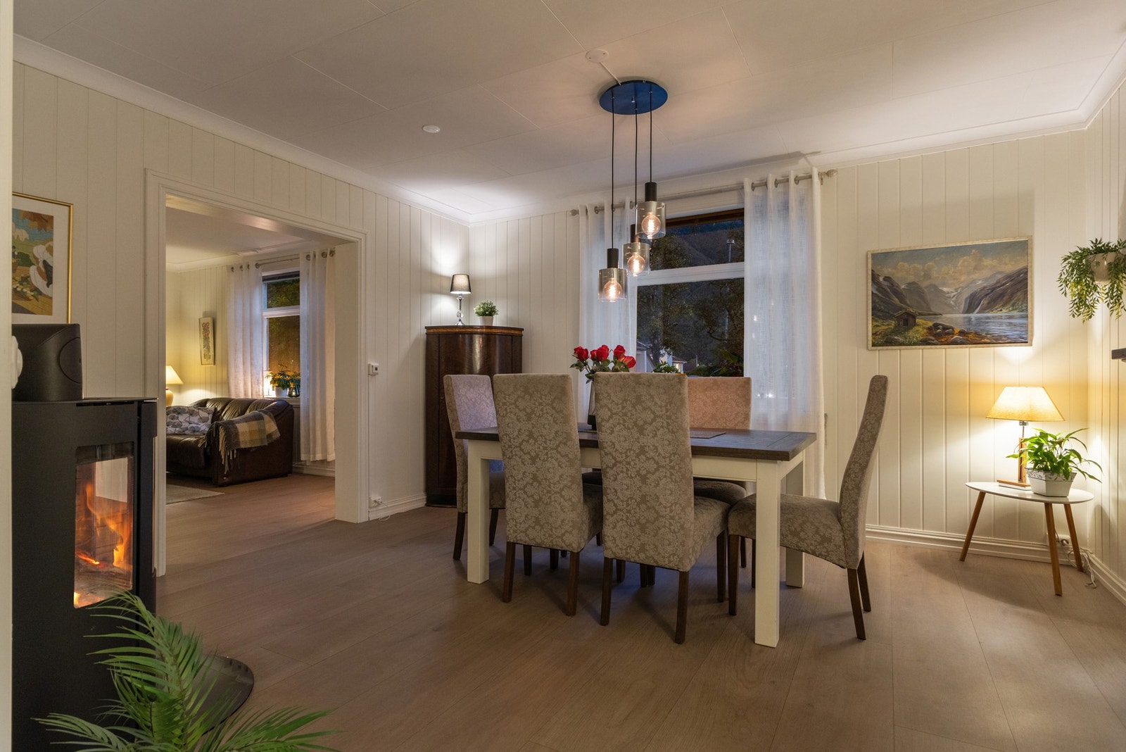 Stor spisestue og behagelig peis. Galleribilde