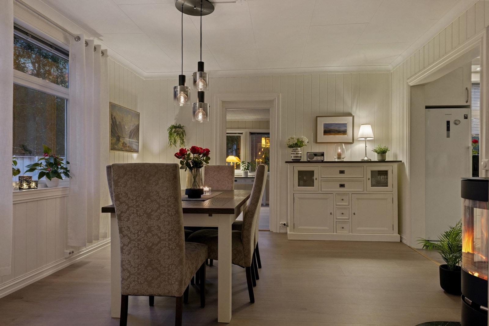 Spisestua i kveldsstemning. Galleribilde