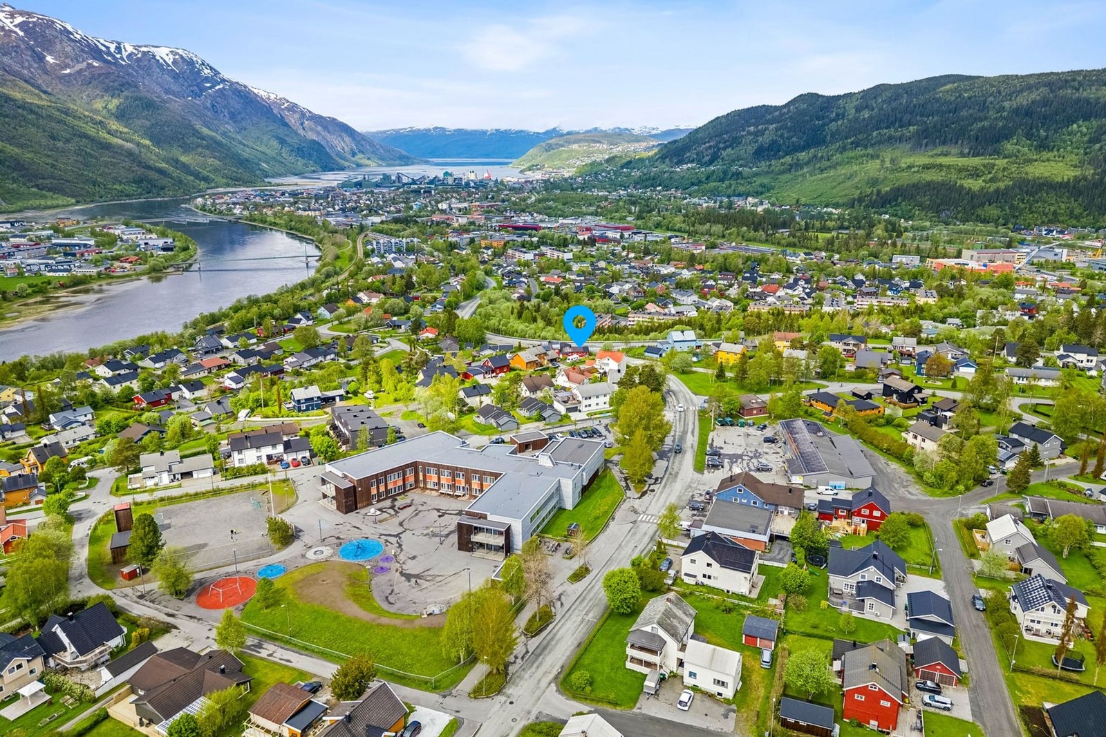 Boligen ligger svært sentralt plassert mtp. dagligvarebutikk, barneskole og barnehage. Galleribilde