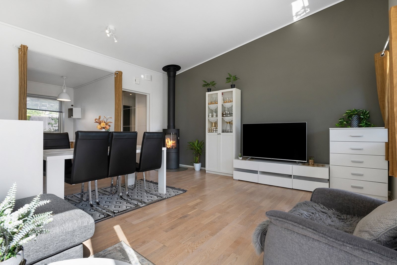 Romslig stue med god takhøyde. Galleribilde