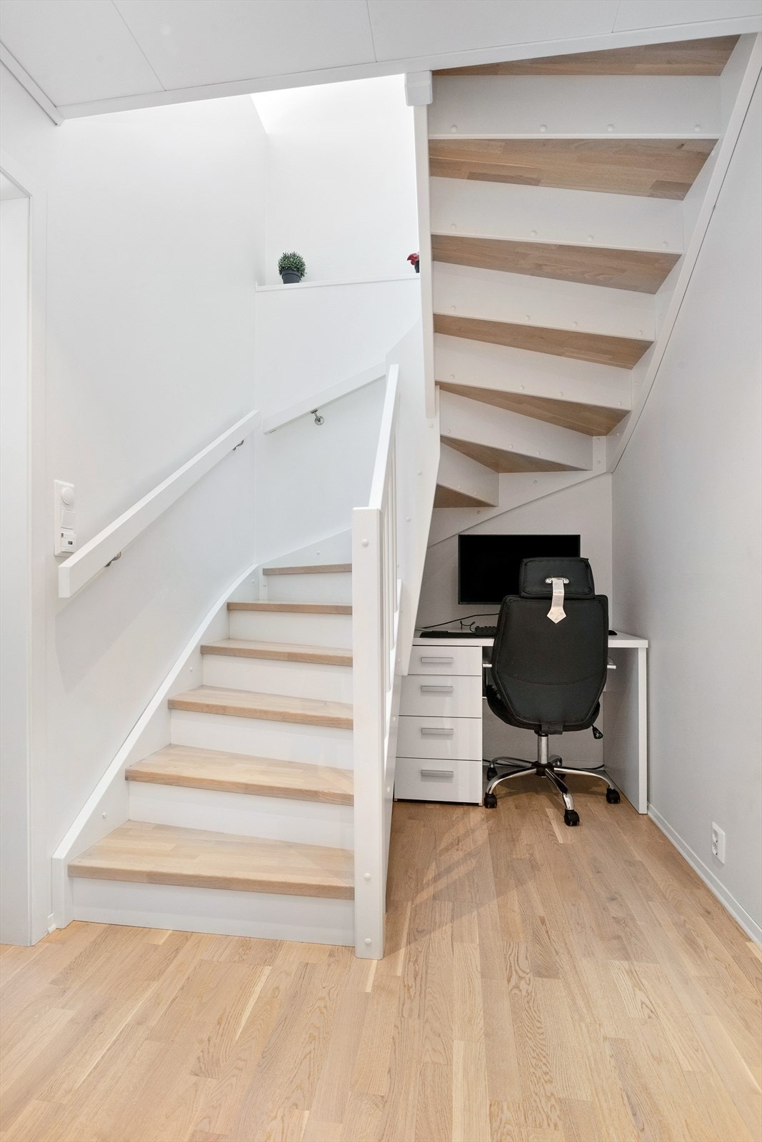 I underetasjen er det gang, 2 soverom, bad og separat vaskerom Galleribilde