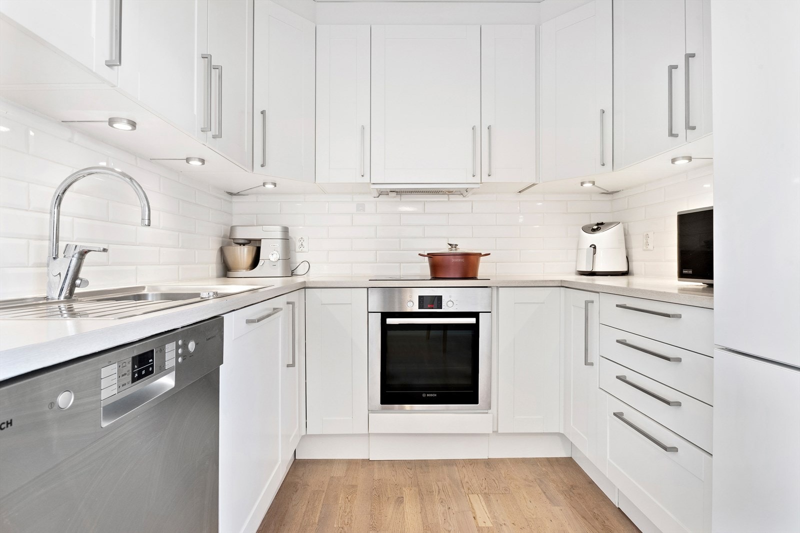 Lyst kjøkken med innholdsrik innredning. Hvitevarer følger med i handelen. Galleribilde