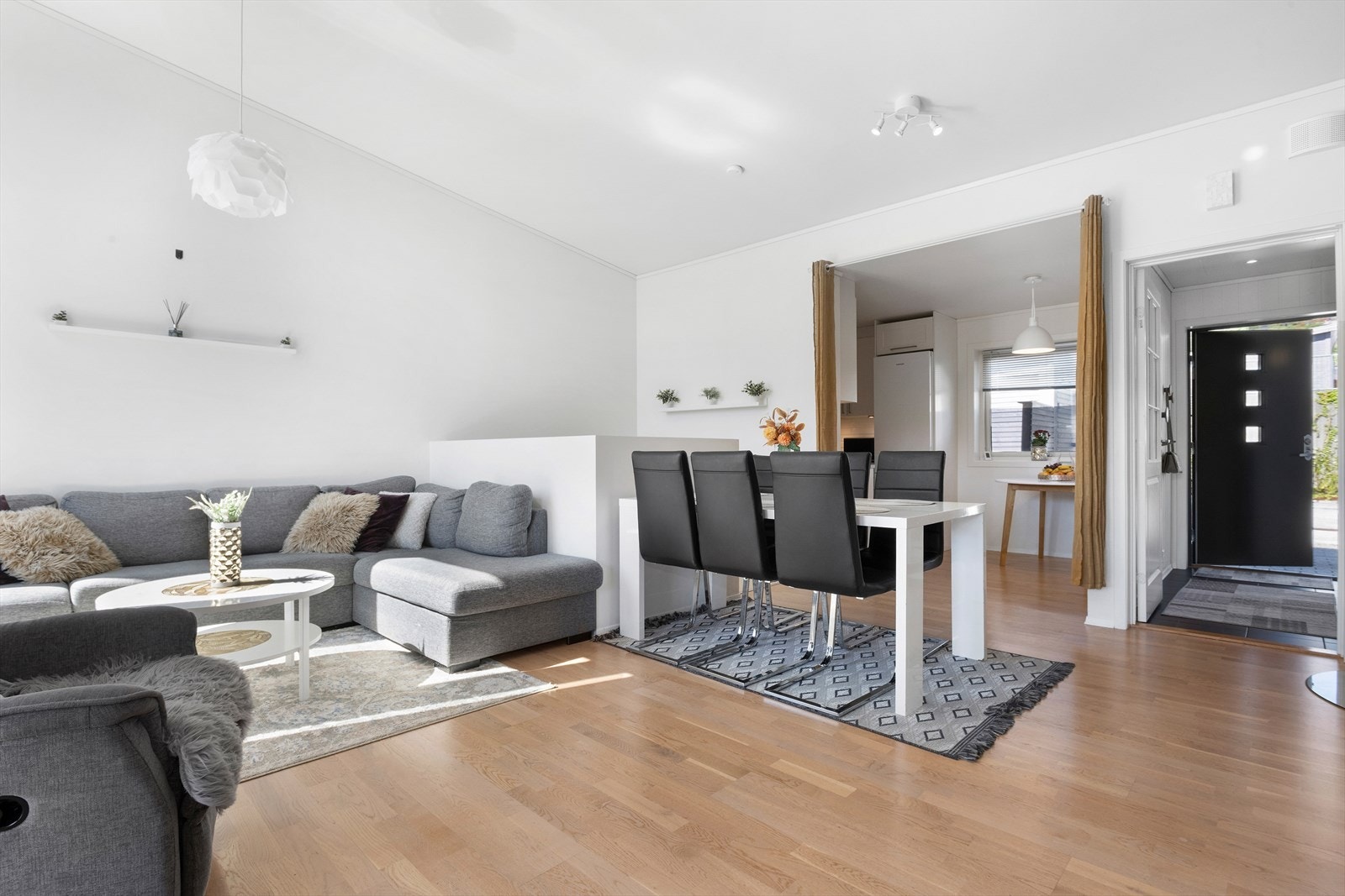 Pen og praktisk bolig over 2 plan. Galleribilde