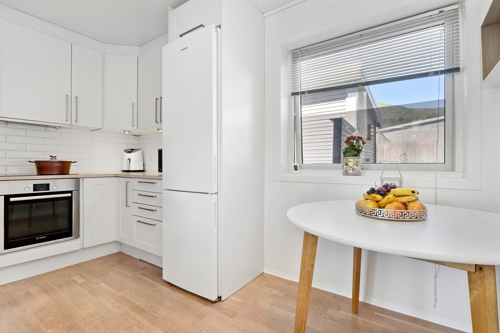 På kjøkkenet er det plass til spisebord og stoler om man ønsker. Galleribilde