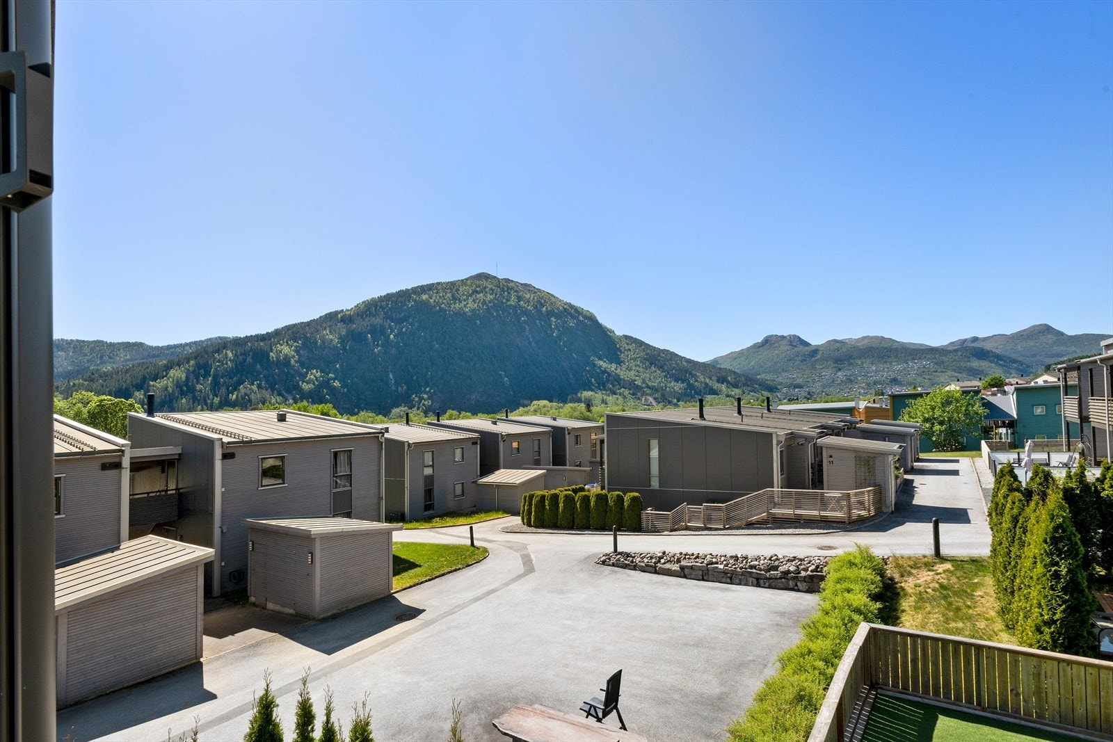 Sørvendt veranda med gode solforhold. Her kan du nyte sene sommerkvelder med utsikt mot Hafstadfjellet. Galleribilde