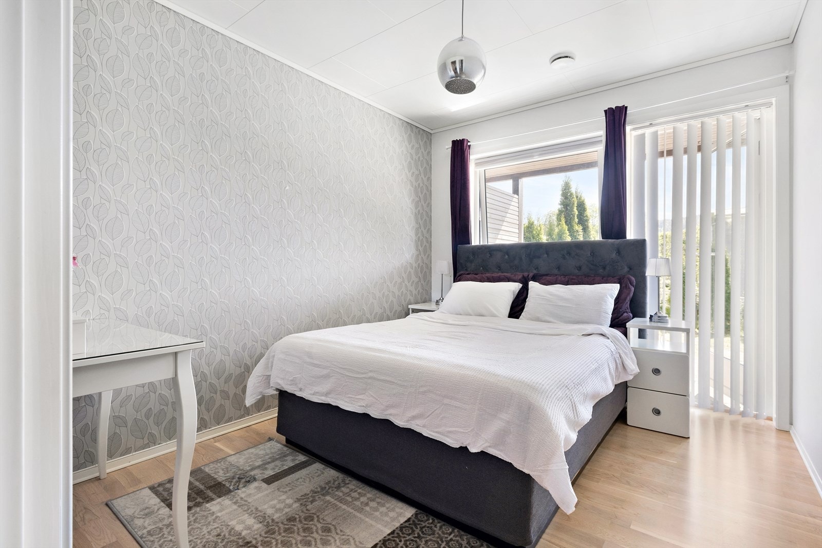 Lyst og fint soverom med terrassedør til hage Galleribilde