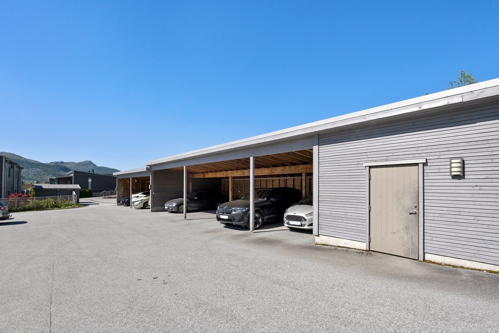 Felles carportanlegg der seksjonen har fast parkeringsplass. Galleribilde