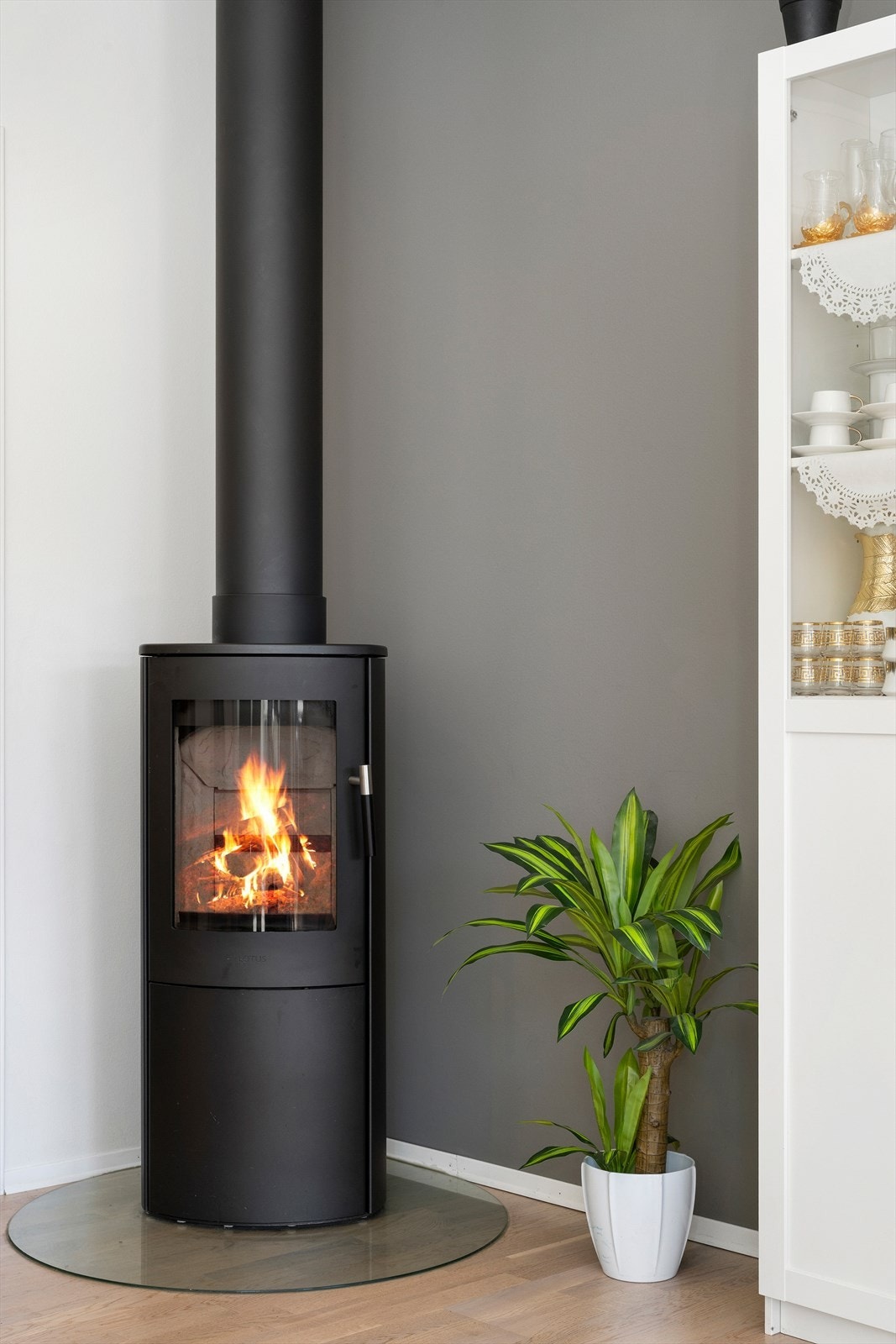 I stuen finner man en vedovn som gir lun varme om vinteren. Galleribilde