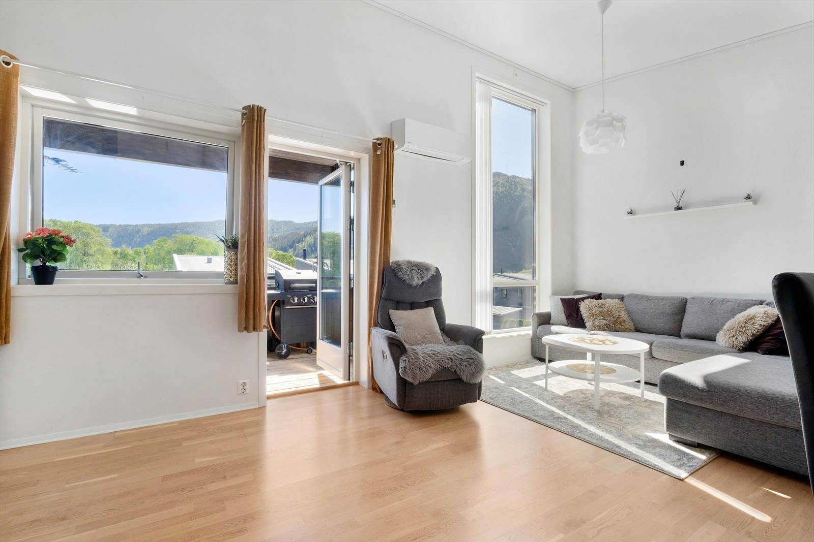 Fra stuen er det utgang til veranda. Store vindusoverflater Galleribilde